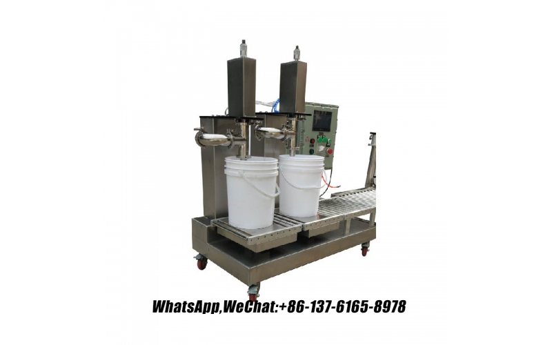 全自動多頭灌裝機，用于灌裝 18L 液體肥料